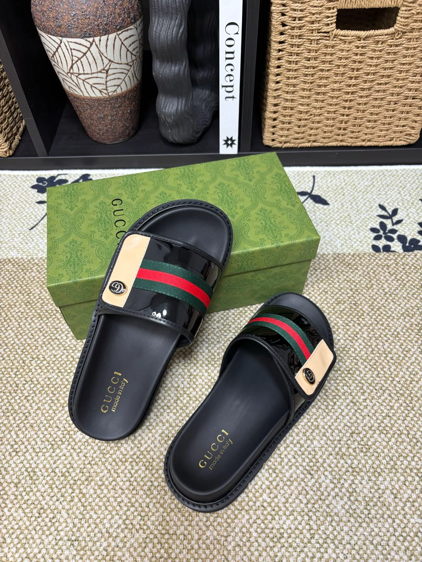 Factory 💰 300 yuan Gucci slippers] high-end men's shoes brand official website 1:1 latest masterpiece: original mold customization, the fabric is made of imported original materials, upgraded outsole, lighter and non-slip. The market's top quality, simple yet tasteful, a must-have for fashionistas, fashionable at your feet, full of confidence, the same style at the counter 👍The season of summer slippers is here. Code: 38-45 (45 customized)
